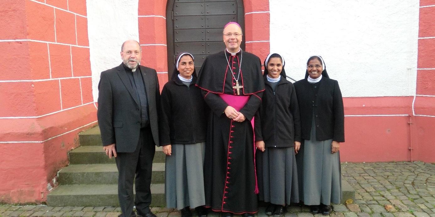 Gründung September 2015, v.l.n.r.:  Pfarrer Ludwig Krag, Schwester Rinett, Bischof Dr. Stephan Ackermann, Schwestern Tess Maria und Elsa