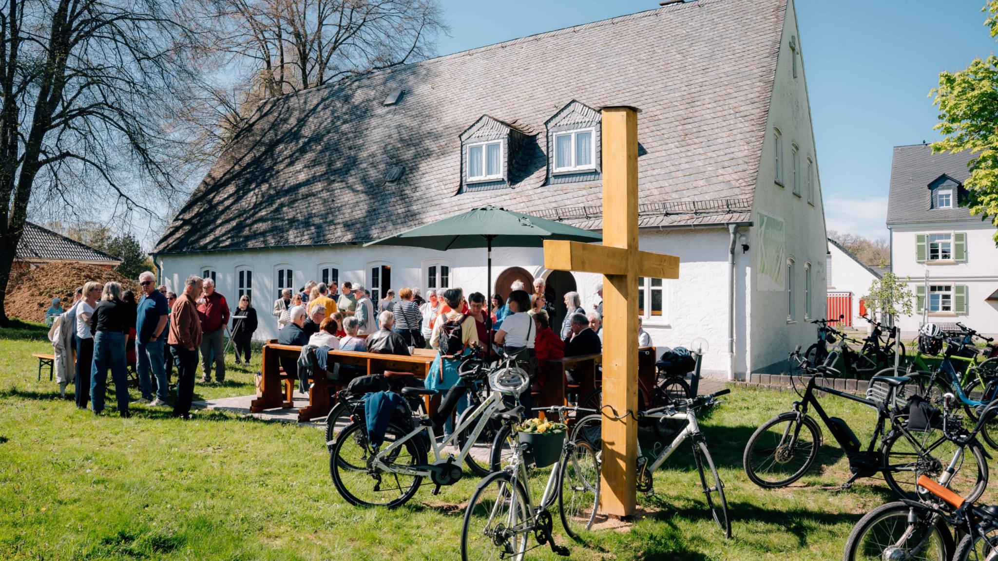 Zahlreiche Besucher geniesen die neue Sitzgelegenheit im Außengelände der KonRADWEG-Kirche